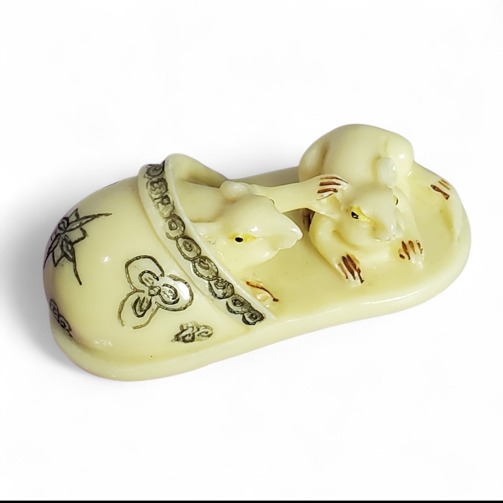 Netsuke Reproduction 2 Tiny Mice Surippa Slipper Kimono Toggle Resin China Resin